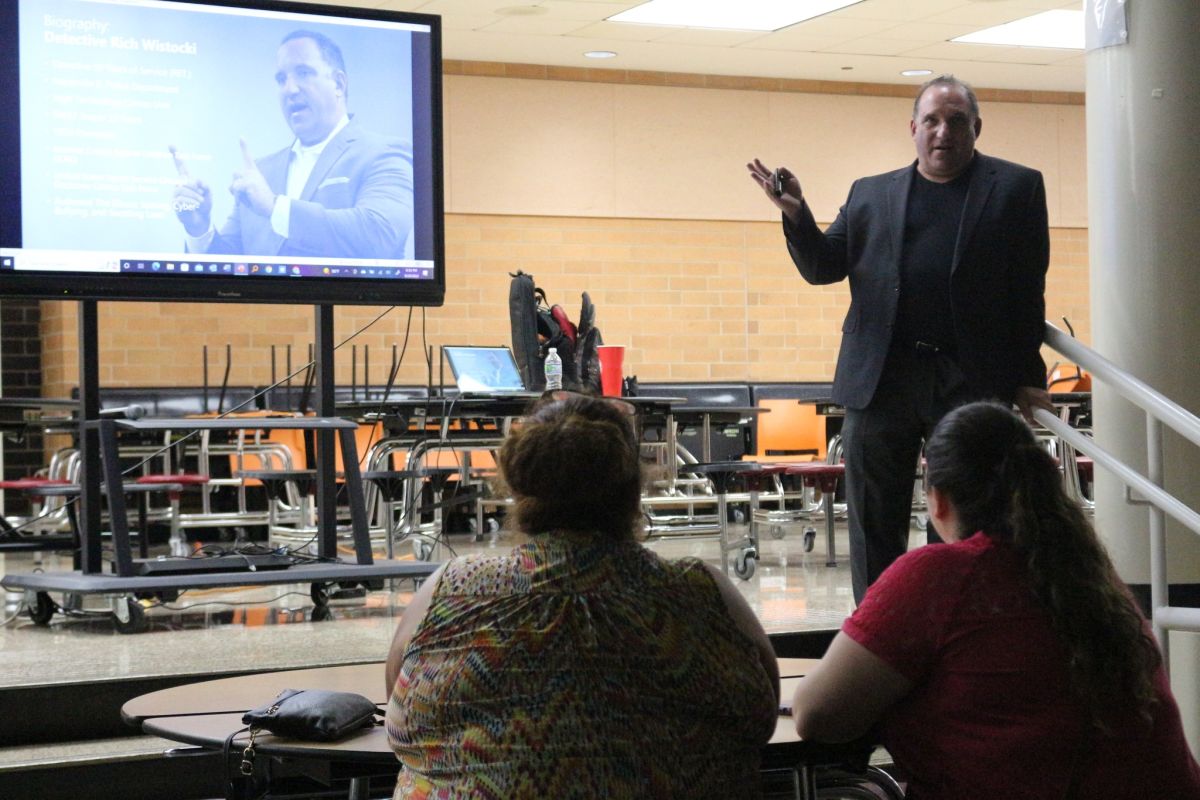 Students, families learn how to navigate dangers on the internet