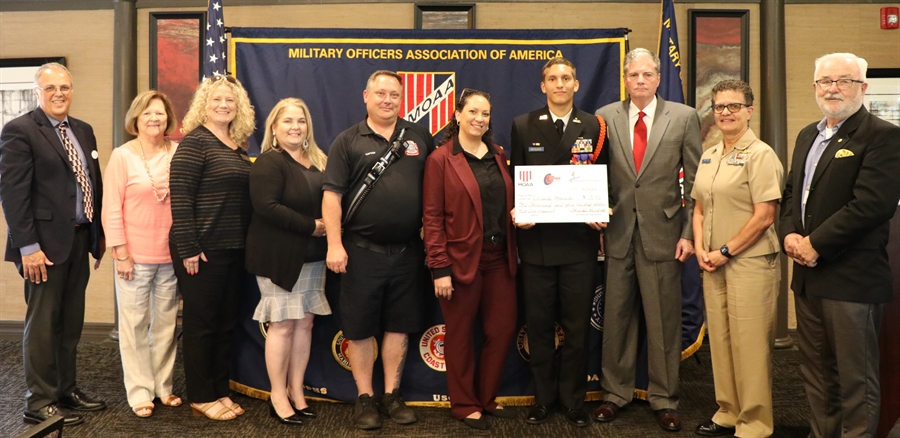 Orlando Mercado receives award 