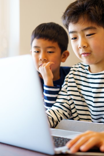 children using computer