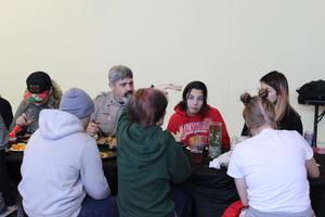 Fabrizio eating lunch with Destinations students