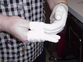 removing gloves step 1