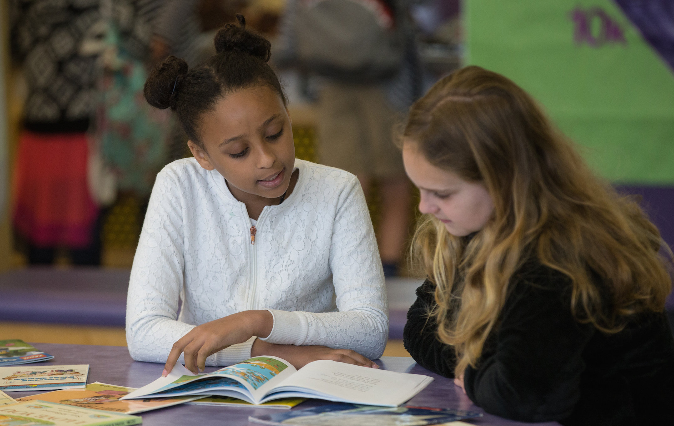 Image of two girls reading together in Eugene School District 4J elementary school in 2018. (Photo by Chris Pietsch)