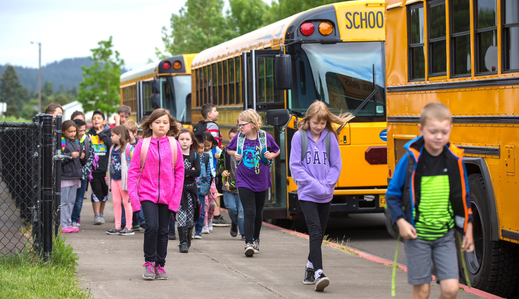 Students arriving at Bertha Holt Elementary in Eugene School District 4J in 2018. (Photo by Chris Pietsch)