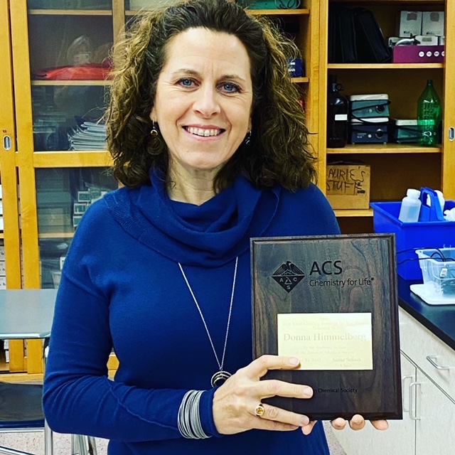 Donna Himmelberg receives Chemistry Teacher of the Year Award