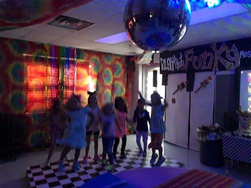 Girl artists boogie dancing ! 