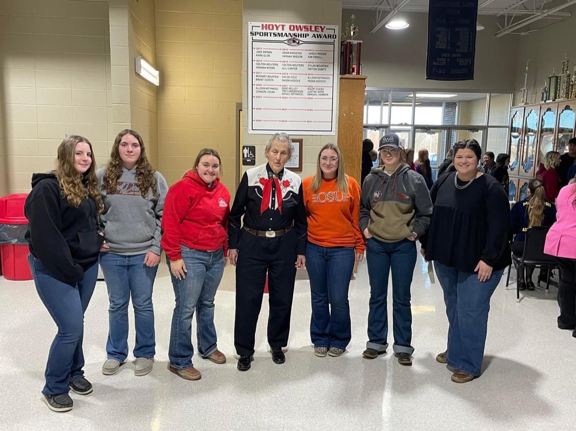 Temple Grandin speaks to Galena FFA members