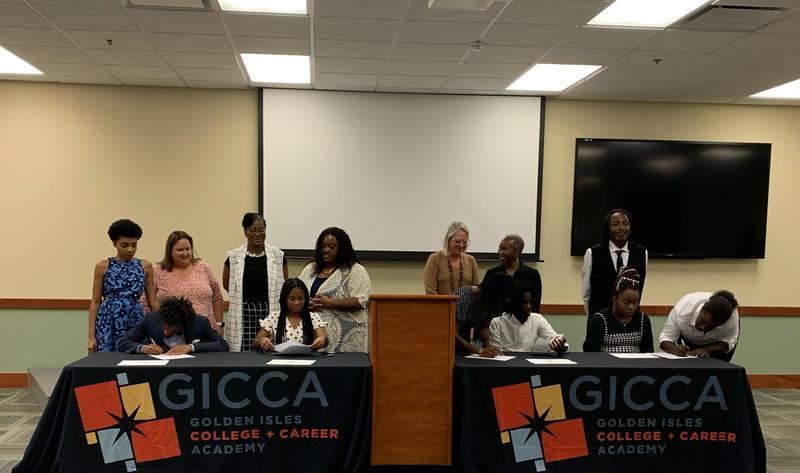 2022 REACH Scholars and their parents.