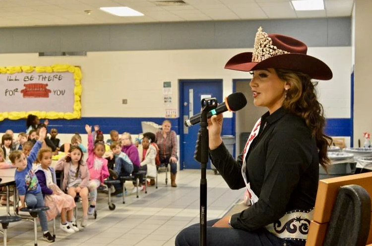 Miss Rodeo USA Kaelanne Quinonez reads to children at Goodyear Elementary School.