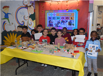 Northwest students at table thumbnail265964