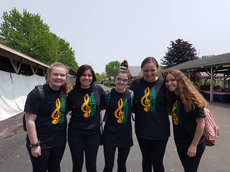 group of students explore darien lake