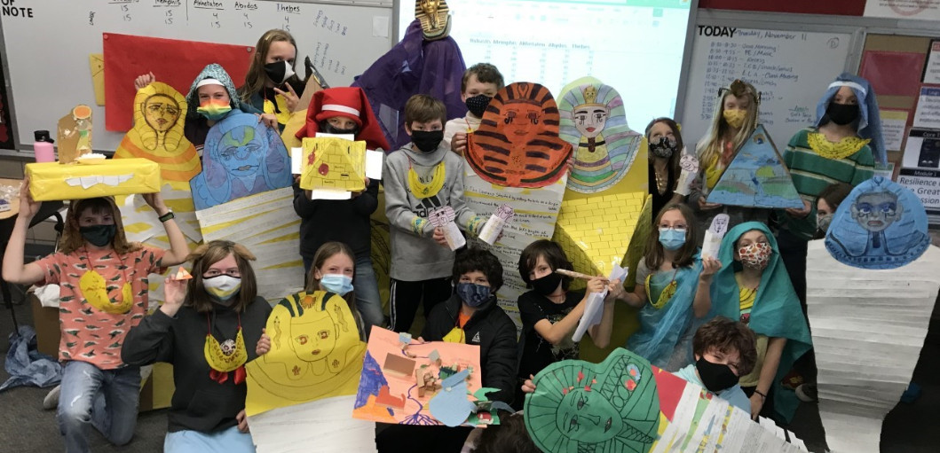 Los estudiantes de sexto grado celebraron el final de su unidad de Egipto compartiendo proyectos elaborados en la "Fiesta del Faraón".