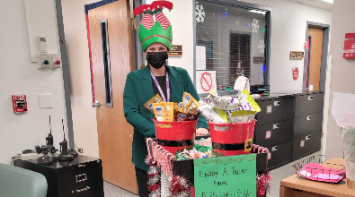 Imagen de Holly the Elf y un carrito de golosinas para repartir a los maestros