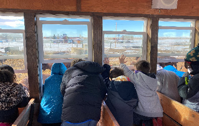 Fotografías de estudiantes en una excursión al rancho Terry Bison