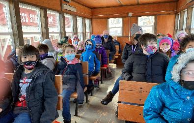 Fotografías de estudiantes en una excursión al rancho Terry Bison