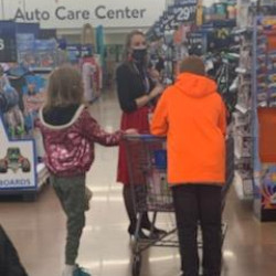 Estudiantes comprando Toys for Tots