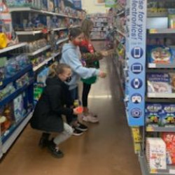 Estudiantes comprando Toys for Tots