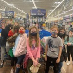 Estudiantes comprando Toys for Tots