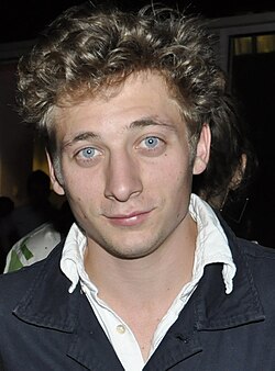 Jeremy Allen White in 2013