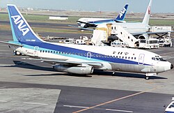 An ANA's 737-200 with original "Triton blue" livery, note the English title is absent, and the fuselage's belly is bare metal.
