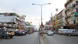 A busy street at day in Phra Nakhon Si Ayutthaya