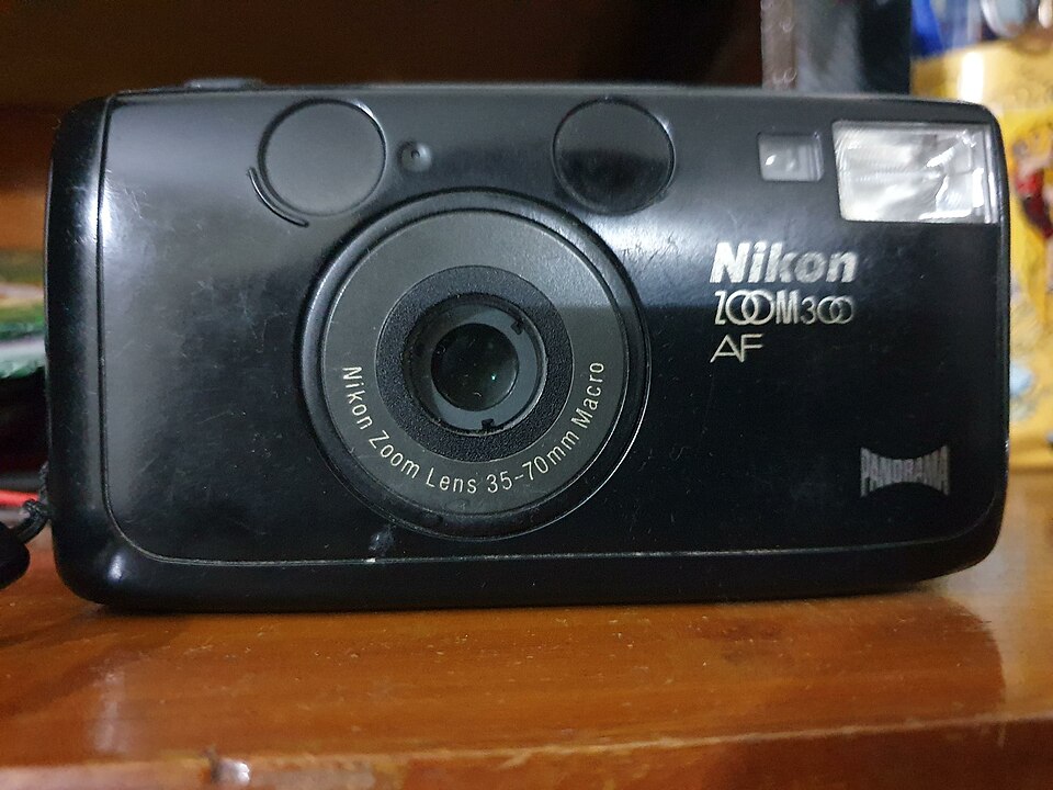 File:Nikon ZOOM 300 AF retro camera.jpg