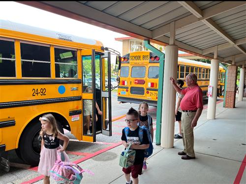 buses unloading at Horizon Elementary