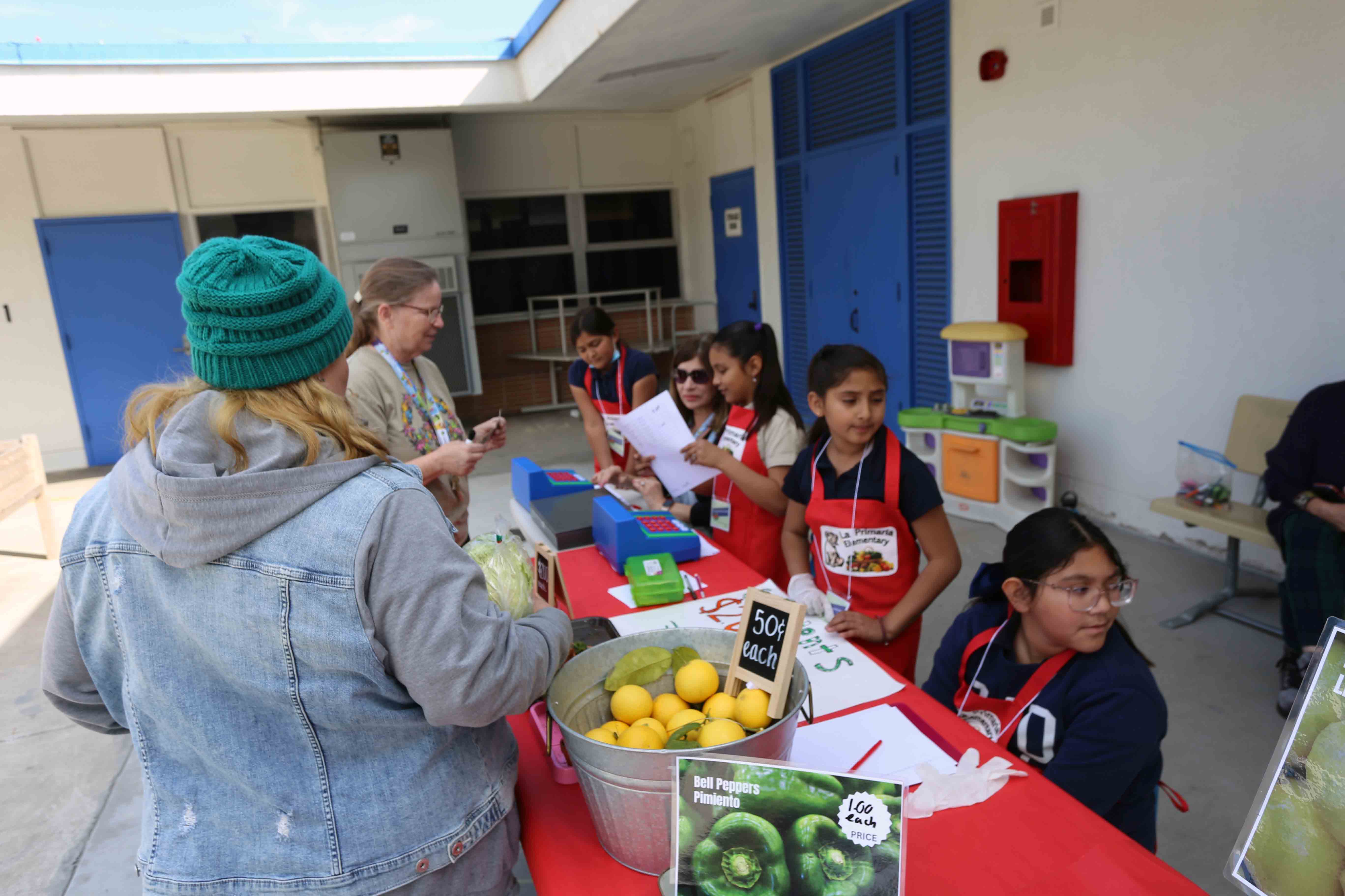 This is the image for the news article titled Farmer's Market at La Primaria