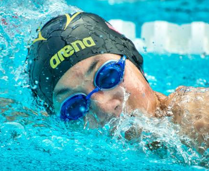 swimmer in the pool wearing goggles 