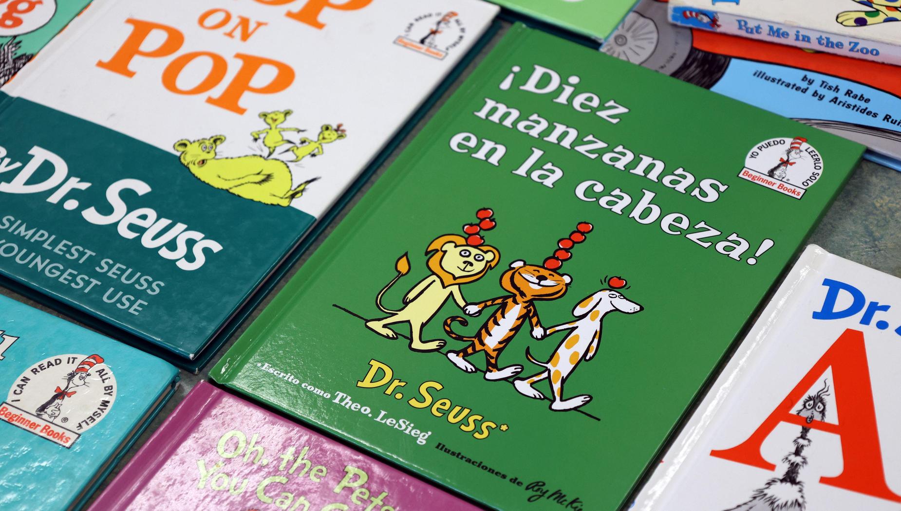 Book covers of Dr. Seuss books in English and Spanish.