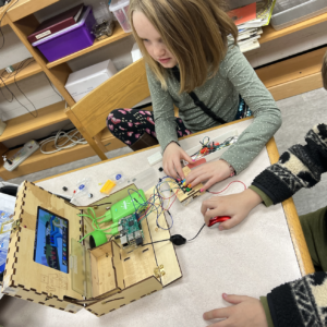 Students learning Circuitry, Robots, and Programming with Piper