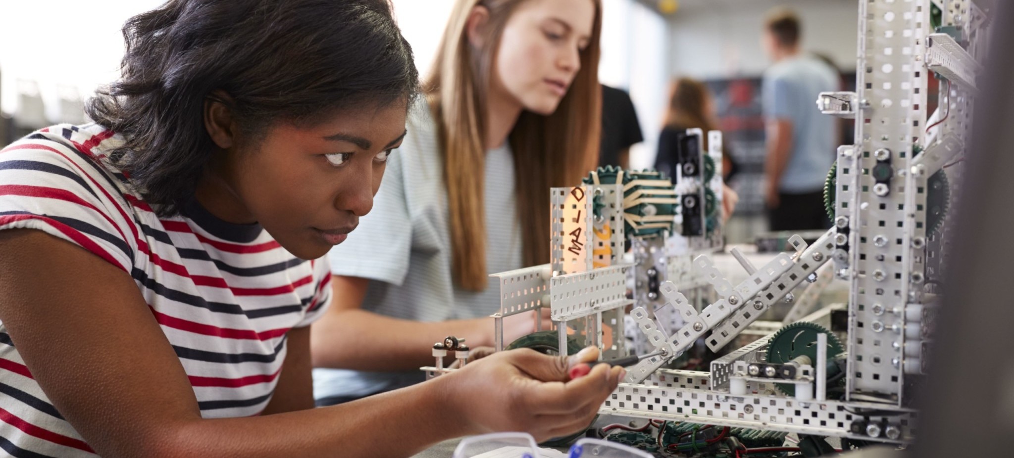 AdobeStock_254379436-min girls working in lab