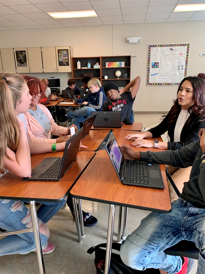 Students Collaborating in 3DE