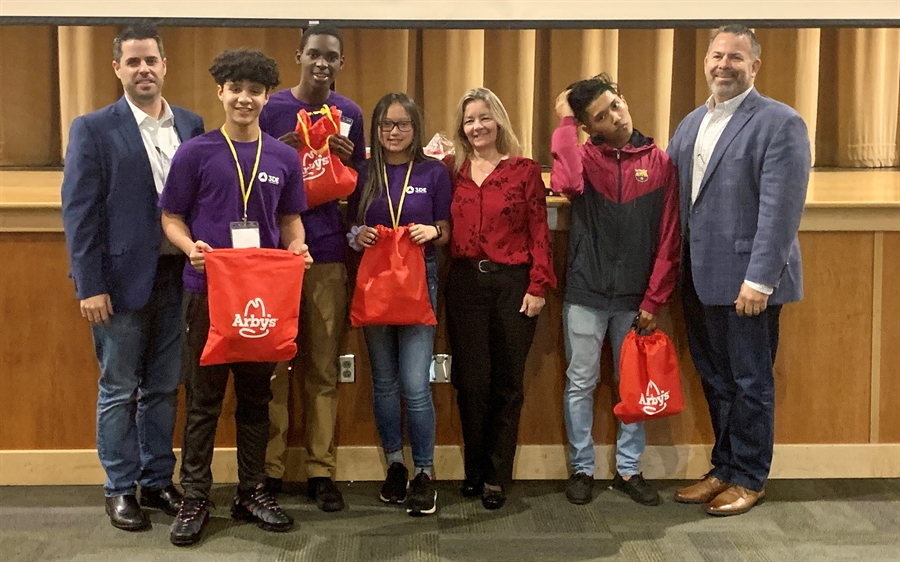 Students Collaborating in 3DE Students Collaborating in 3DE