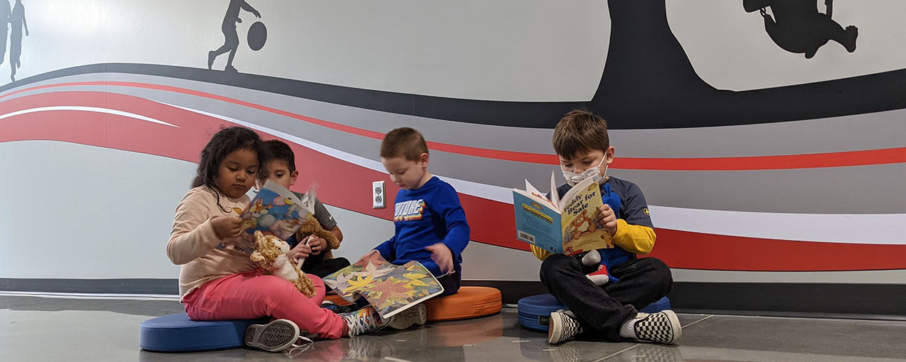 4 students reading in hallway