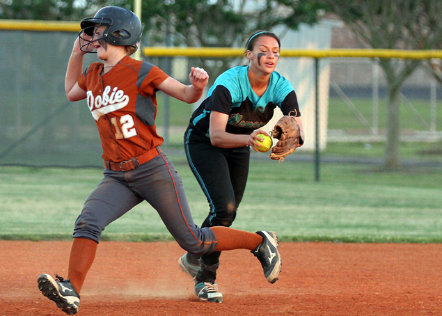 This is the image for the news article titled SOFTBALL: Garcia, Garivey Lead Lady Mavs Past Dobie for Last Playoff Spot