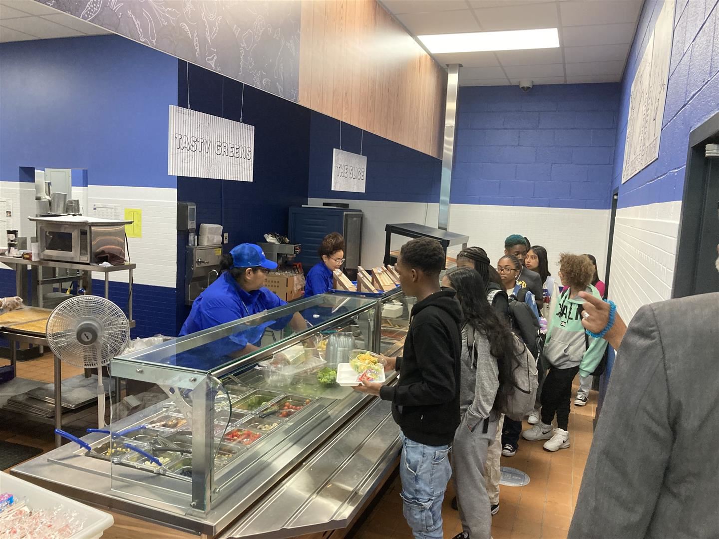 Students get food on a serving line
