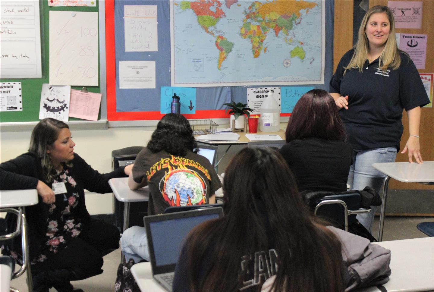  Ethan Allen Staffing speak with students about designing their resumes.