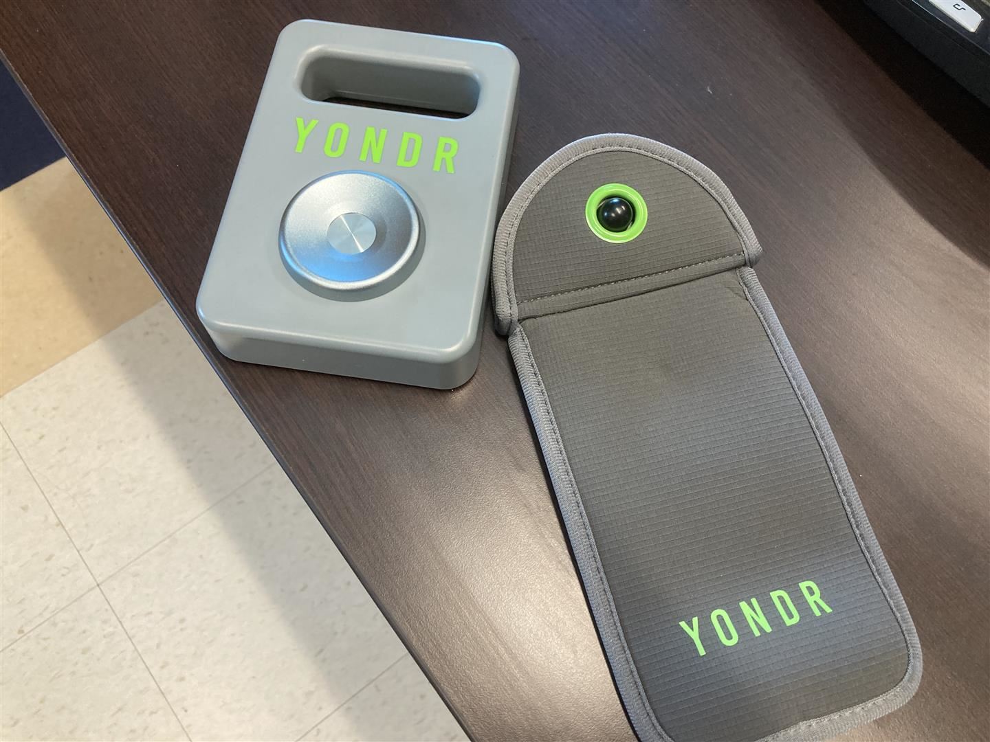  Yondr pouch and magnetic lock
