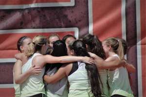 2018 Tennis Team victory huddle