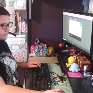 SDPA ONLINE STUDENTS. STUDENTS SITTING IN FRONT OF COMPUTER DOING HIS WORK.