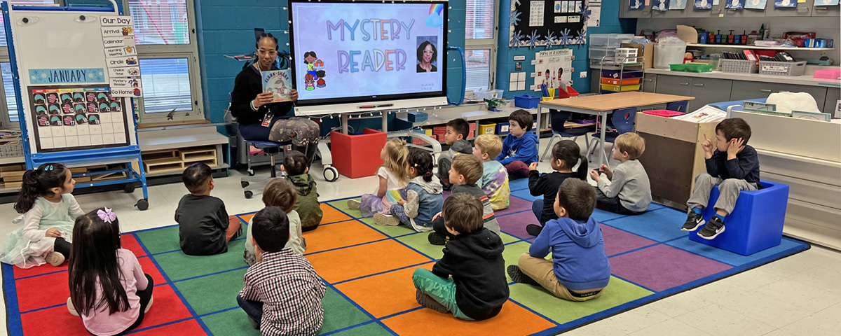 Superintendent Dr. Hightower reads to Meyer preschool students