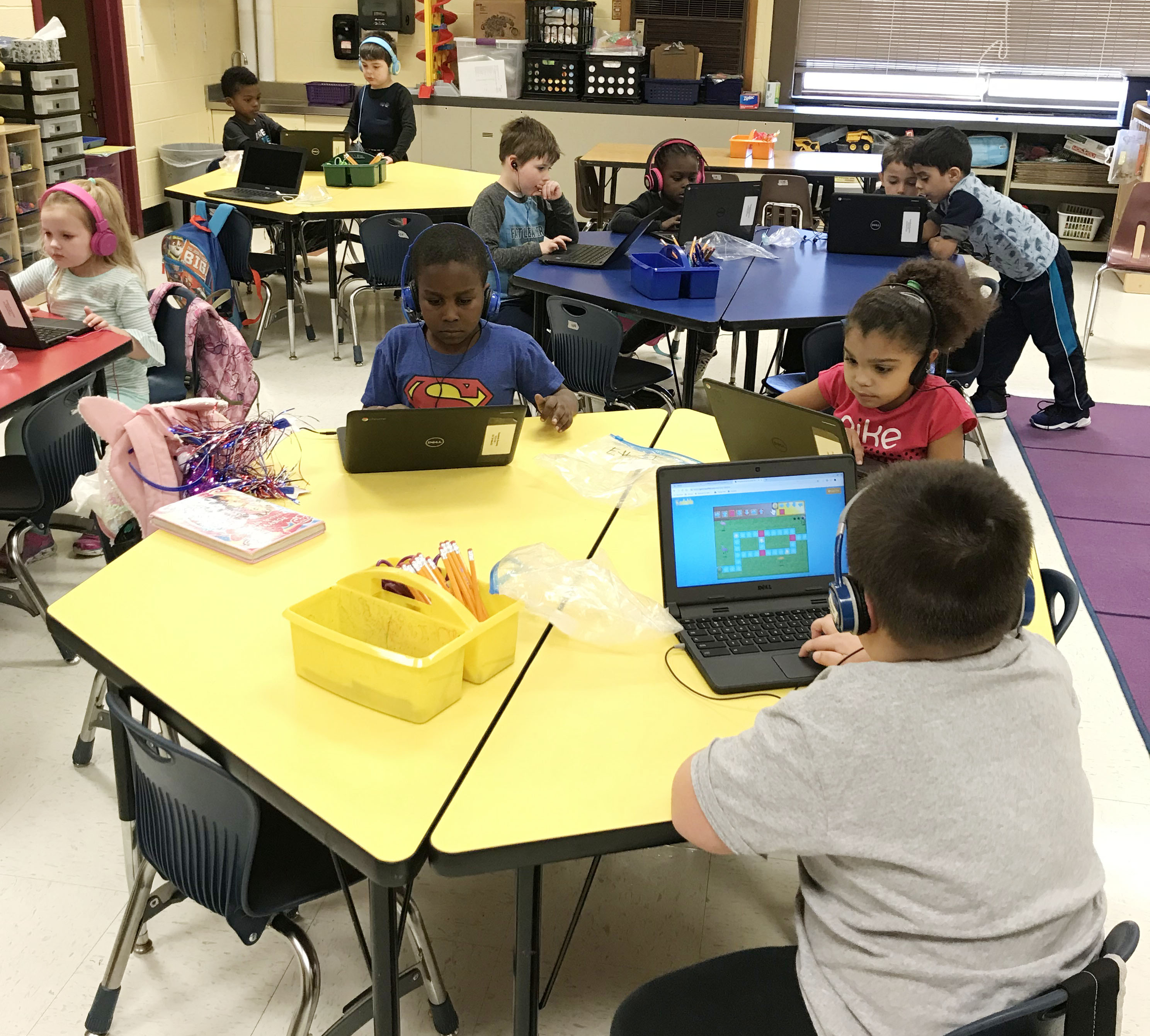 elementary kids work on chrome books