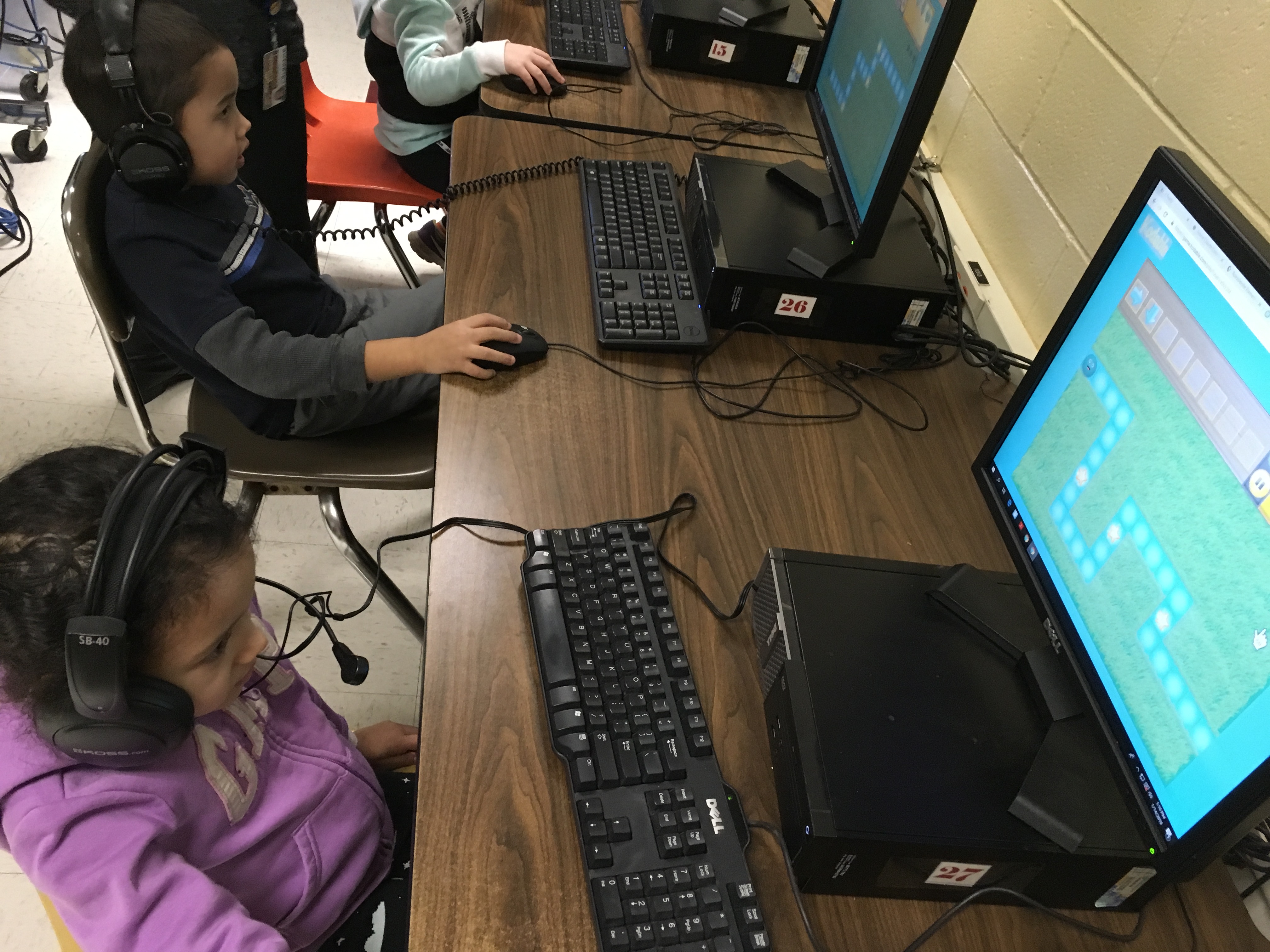 students work in the computer lab