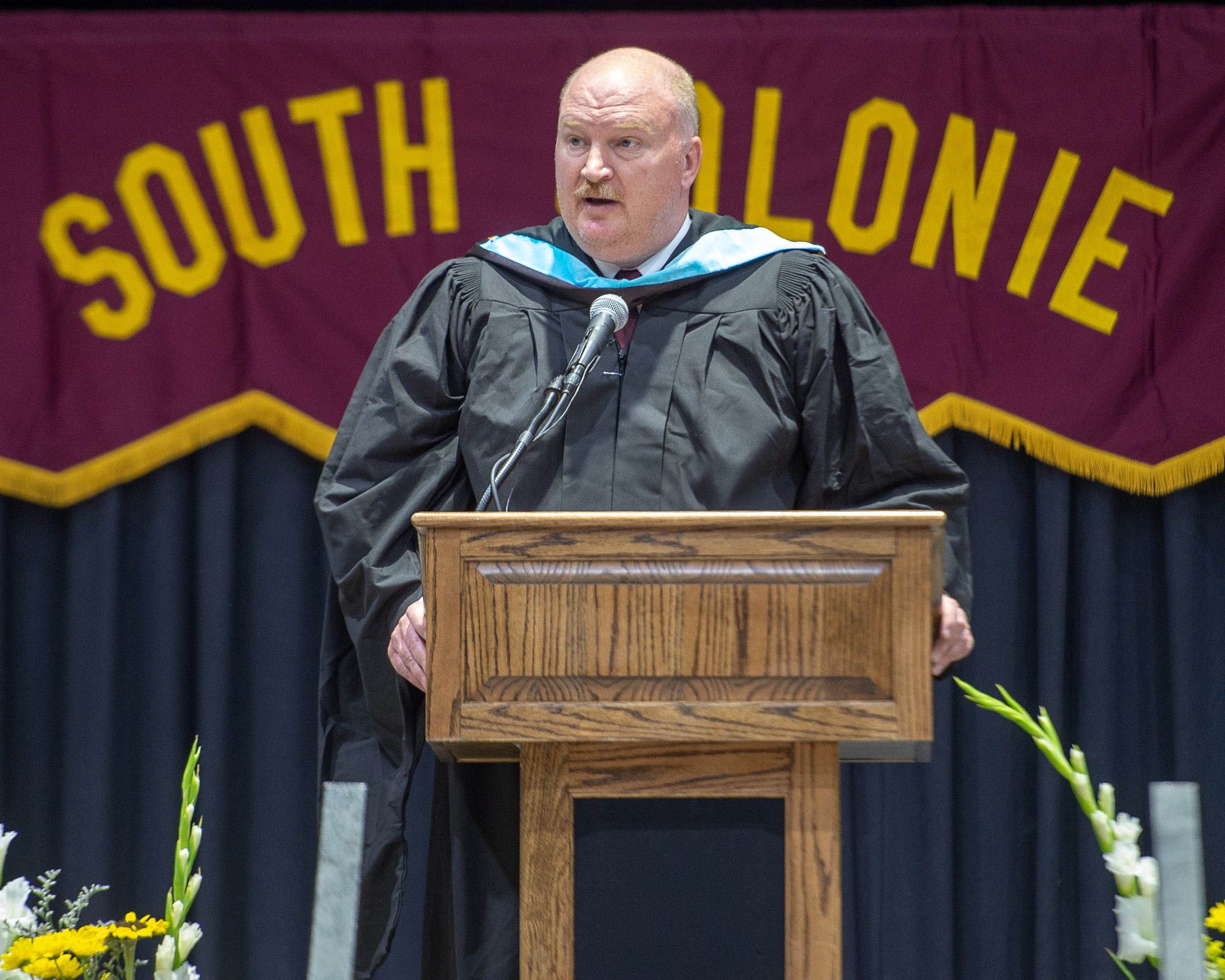 Jon Buhner speaks at graduation