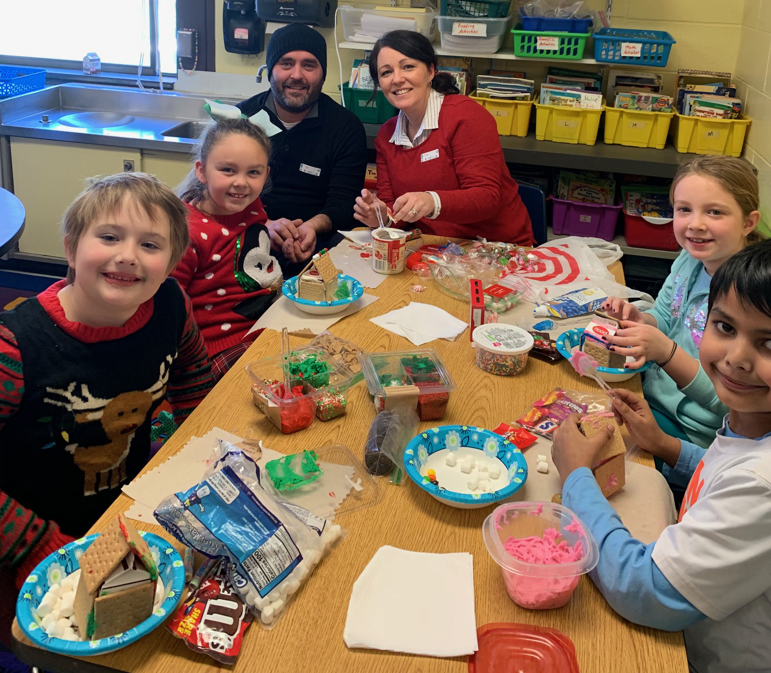 families make gingerbread houses together at school