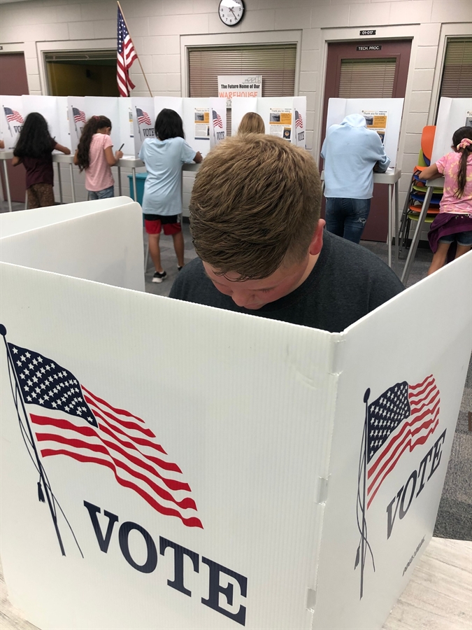 Image of a citizen of MicrOviedo voting