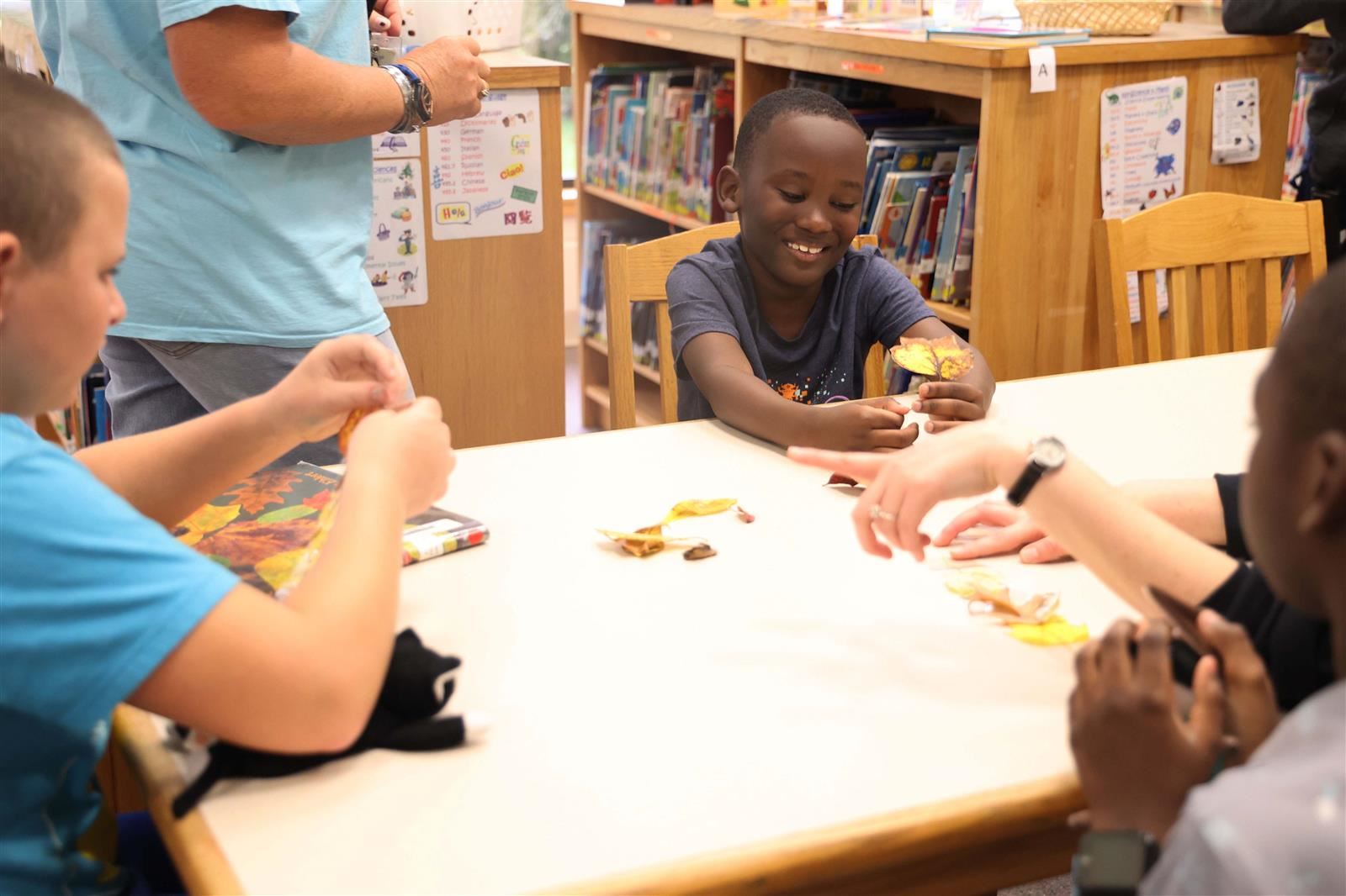 children working on a project