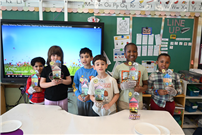 6 Elementary Students standing around table thumbnail265921