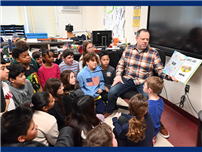 Faculty reading to students thumbnail265347