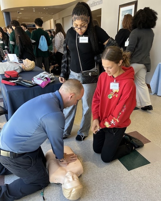 students learning cpr at virtua